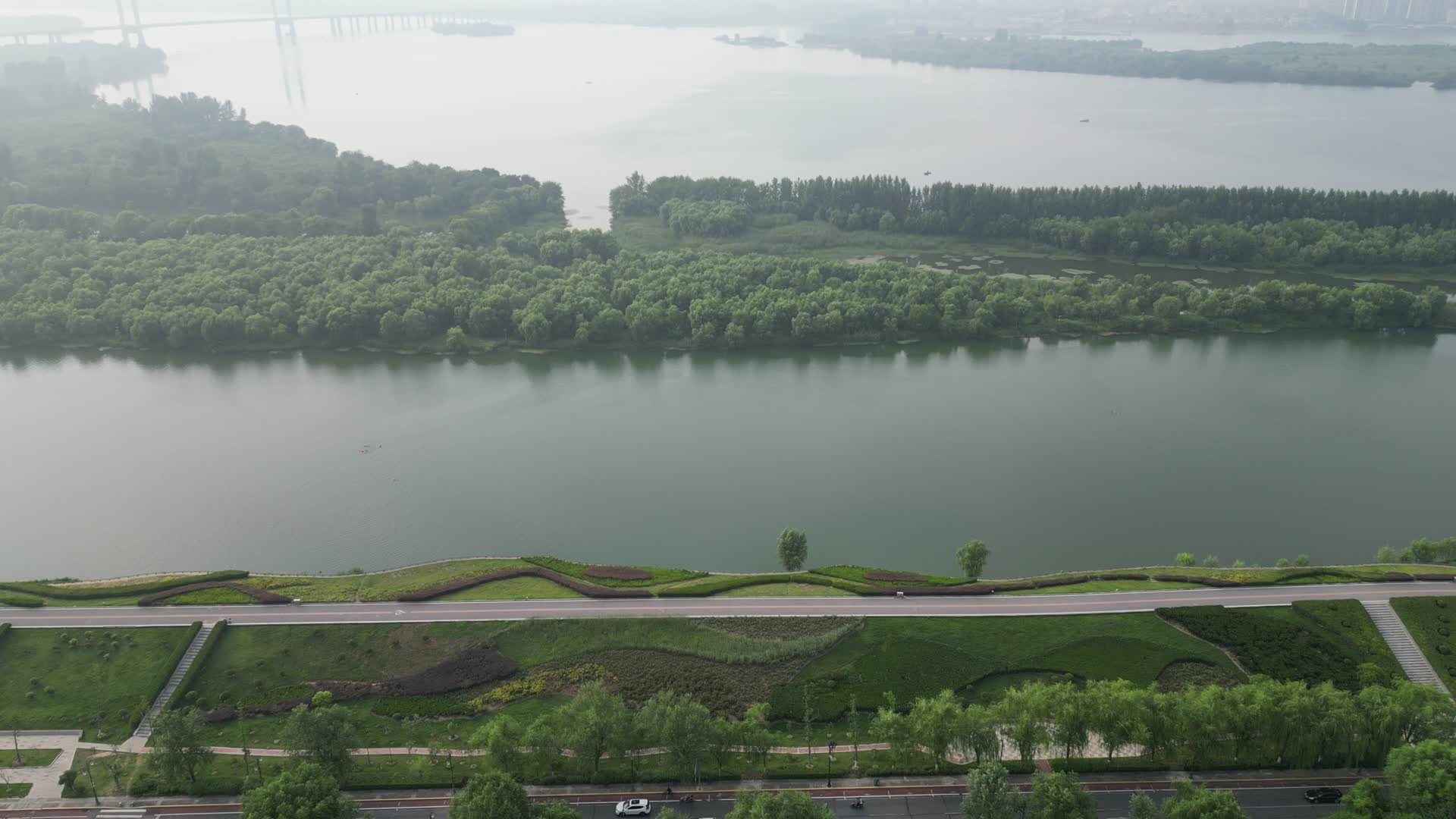 湖北襄阳汉江风光交通航拍视频的预览图