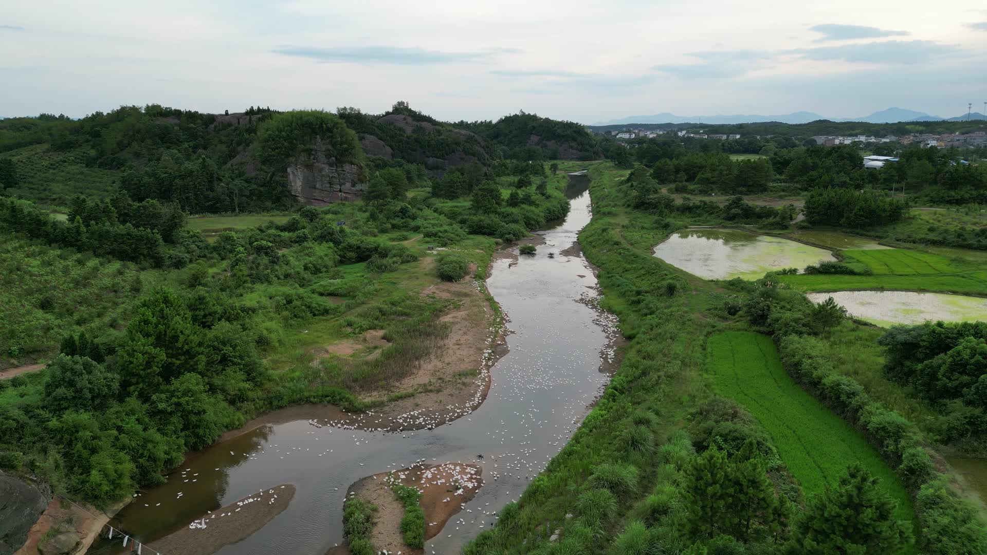 航拍丹霞地貌山川丘陵视频的预览图