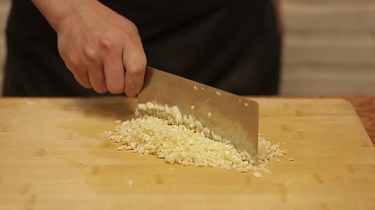 镜头合集厨师剁蒜末视频的预览图