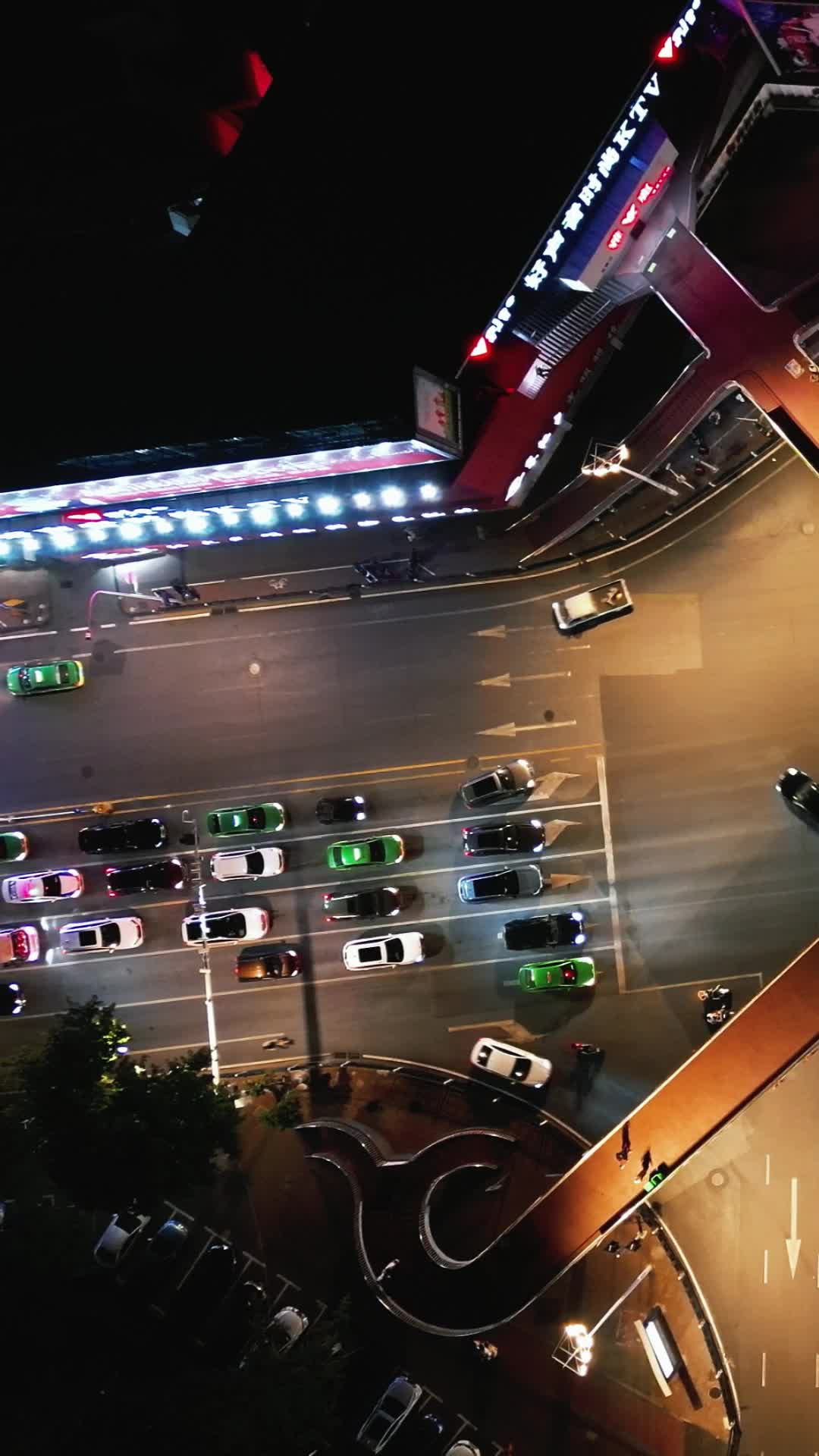 航拍城市人行高架桥竖屏视频的预览图