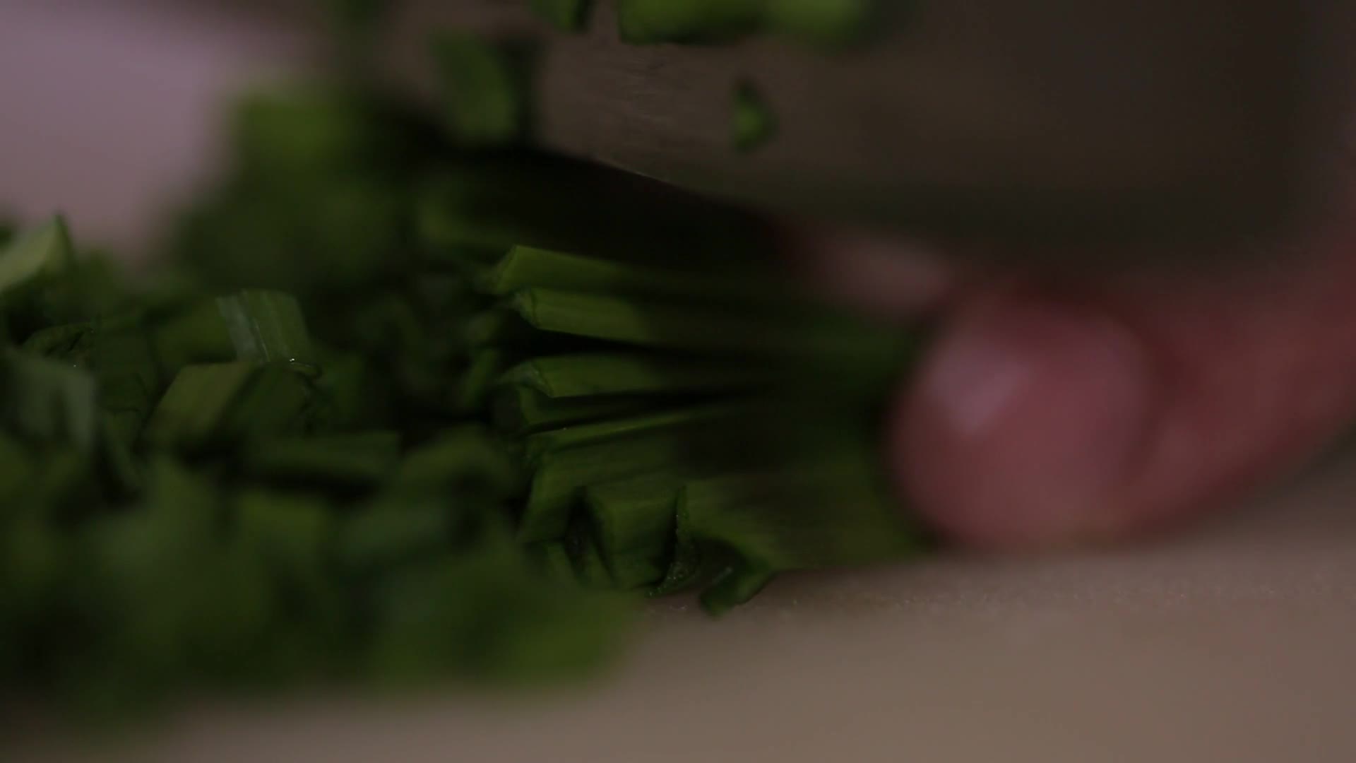 镜头合集厨师切韭菜视频的预览图