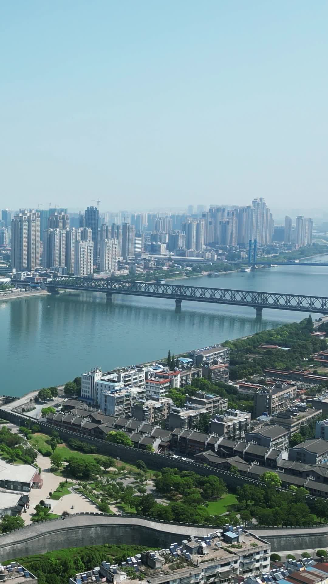 航拍湖北襄阳古城襄阳城墙视频的预览图