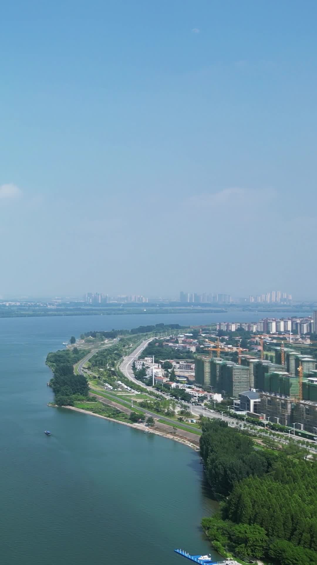 航拍湖北襄阳汉江风光竖屏视频的预览图