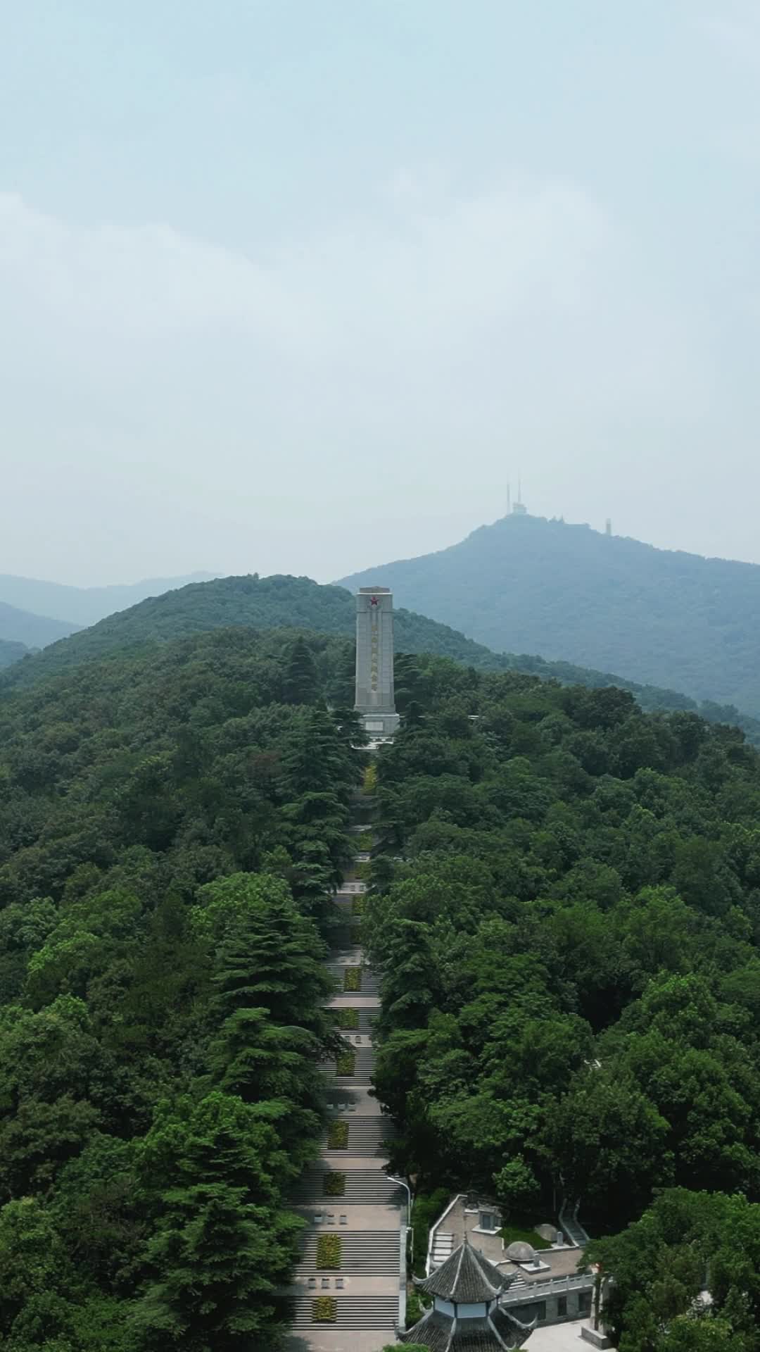 湖北襄阳烈士纪念碑竖屏航拍视频的预览图