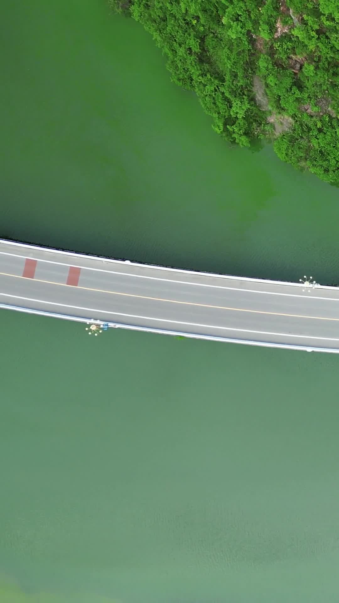 航拍中国最美水上公路竖屏视频的预览图