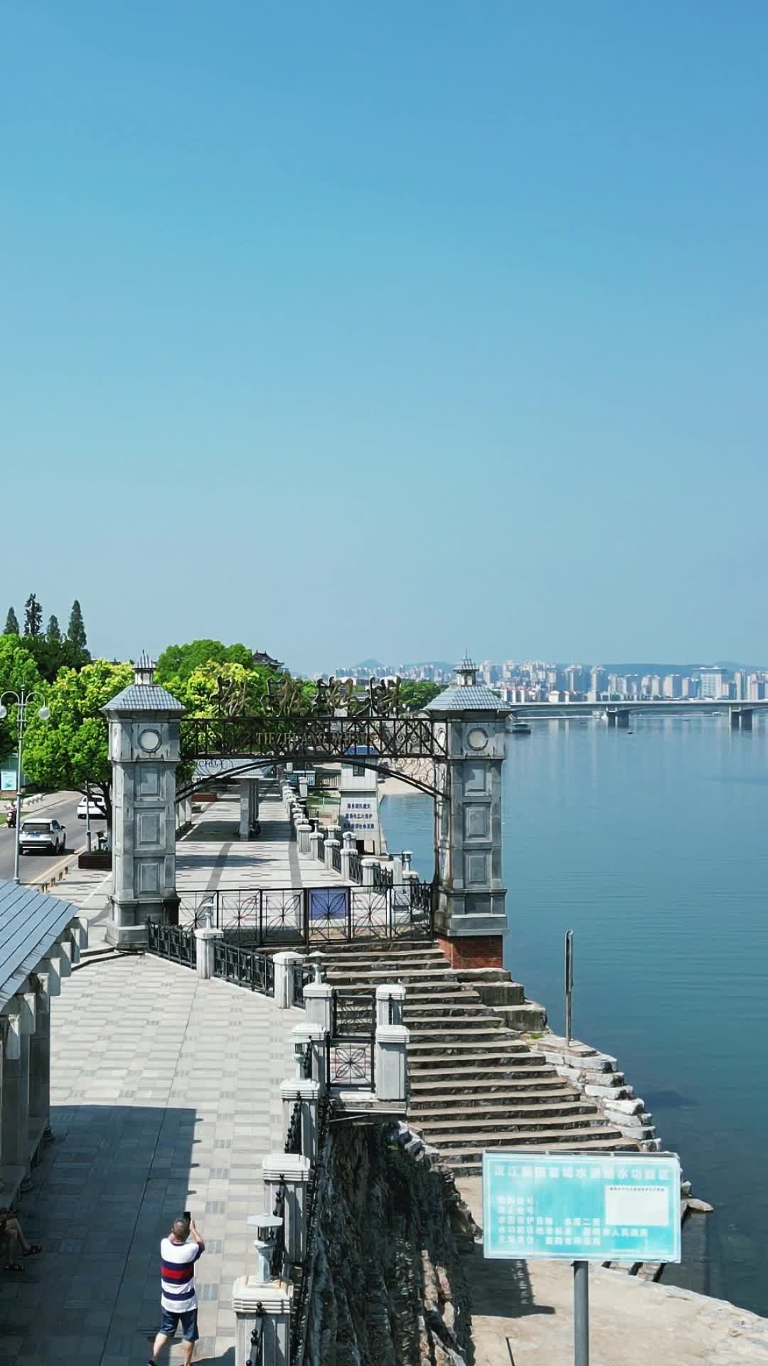 航拍湖北襄阳古城铁桩码头视频的预览图