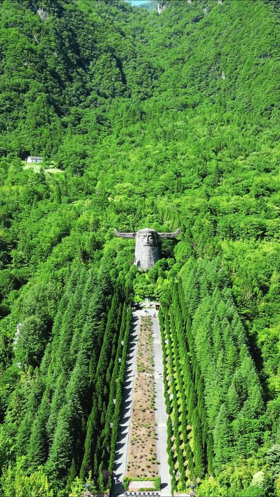 航拍湖北神农架神农坛景区视频的预览图