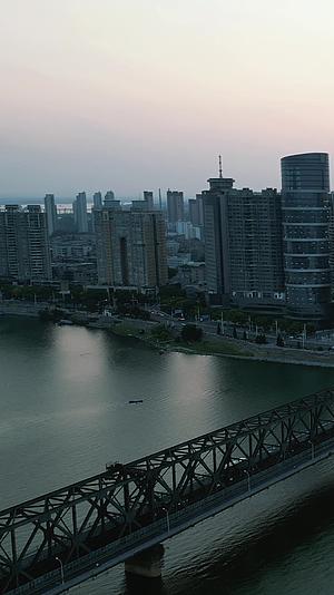 湖北襄阳城市日落晚霞夕阳竖屏航拍视频的预览图