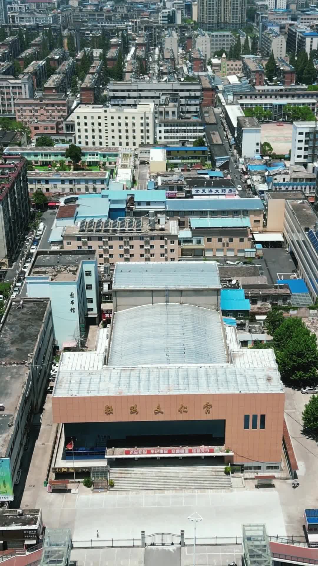 航拍湖北襄阳铁路文化宫视频的预览图
