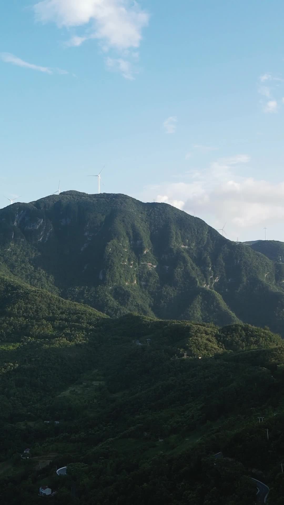 航拍湖北襄阳横冲景区风车视频的预览图