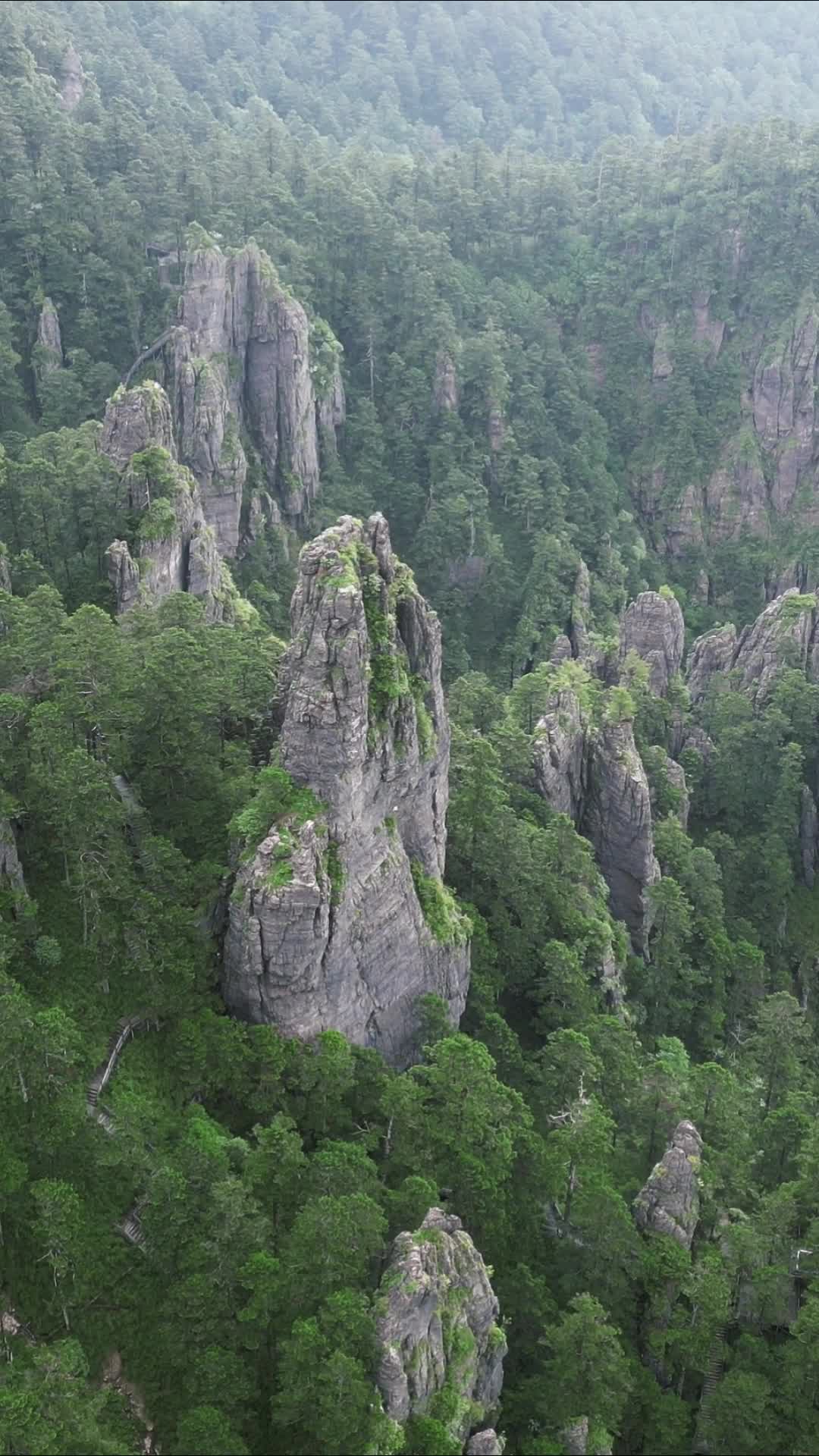 航拍高山悬崖山谷自然风光视频的预览图