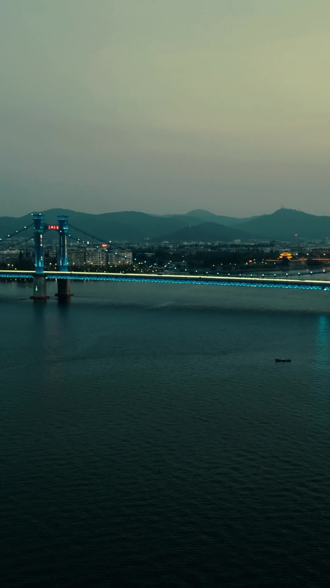 湖北襄阳凤雏大桥交通竖屏航拍视频的预览图