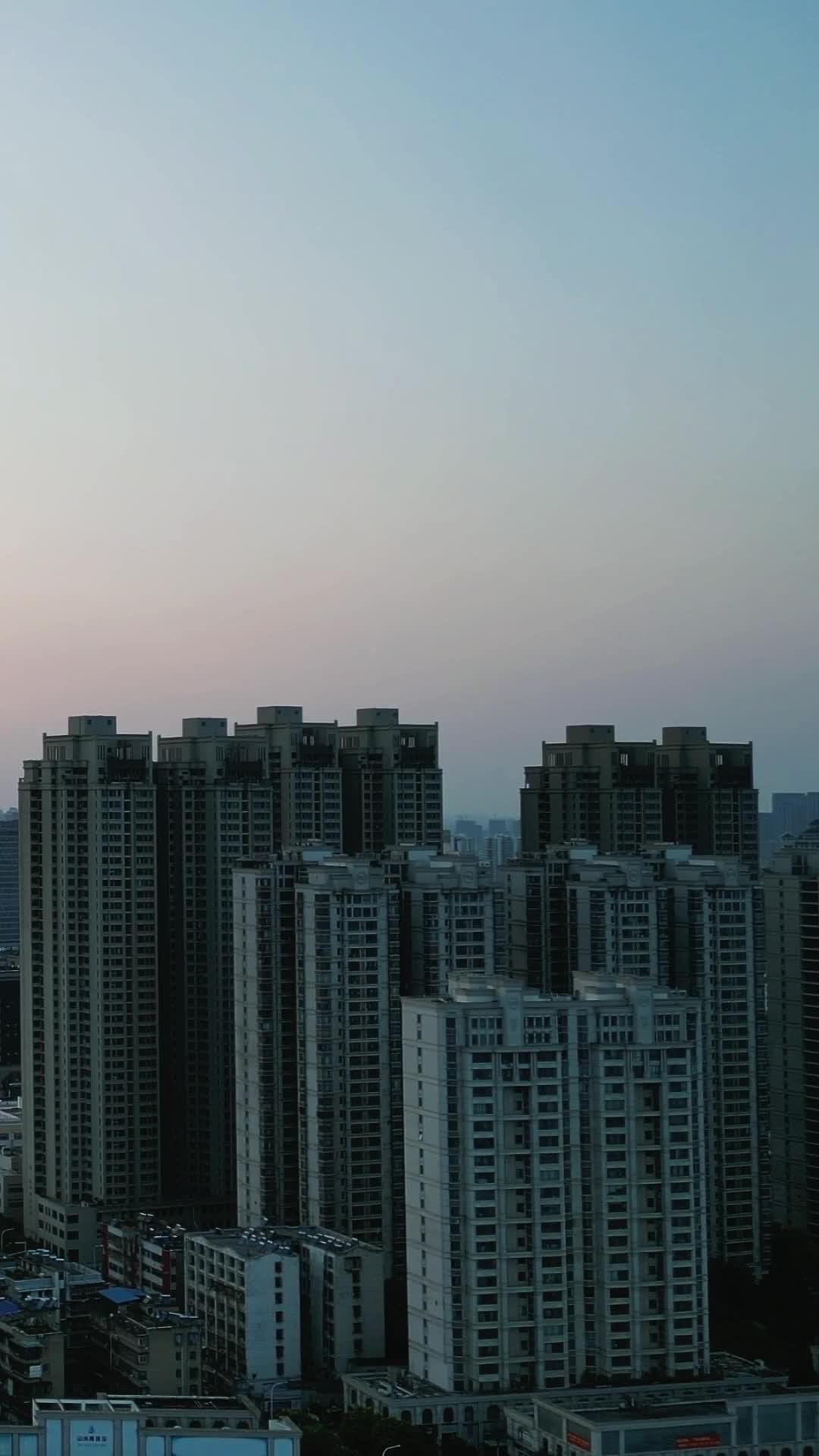 湖北襄阳城市日落晚霞夕阳竖屏航拍视频的预览图