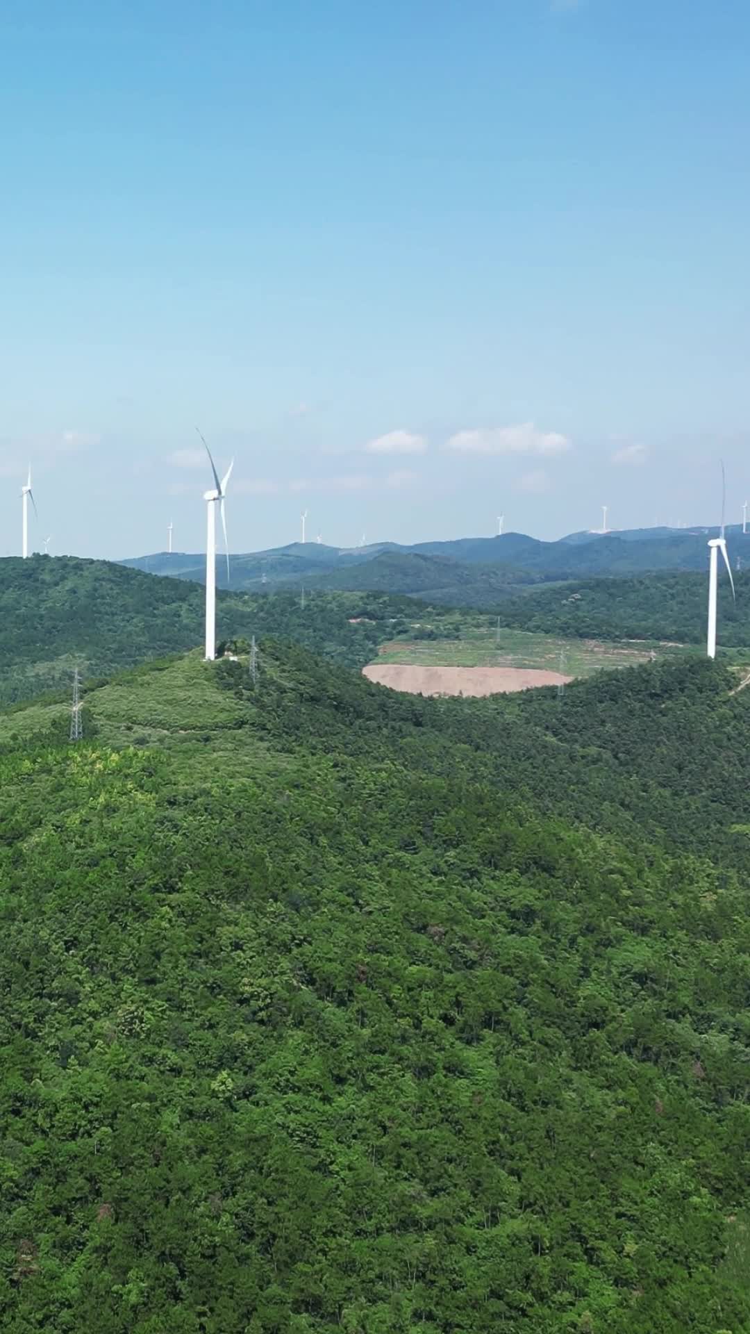 航拍绿色能源风力发电风车视频的预览图