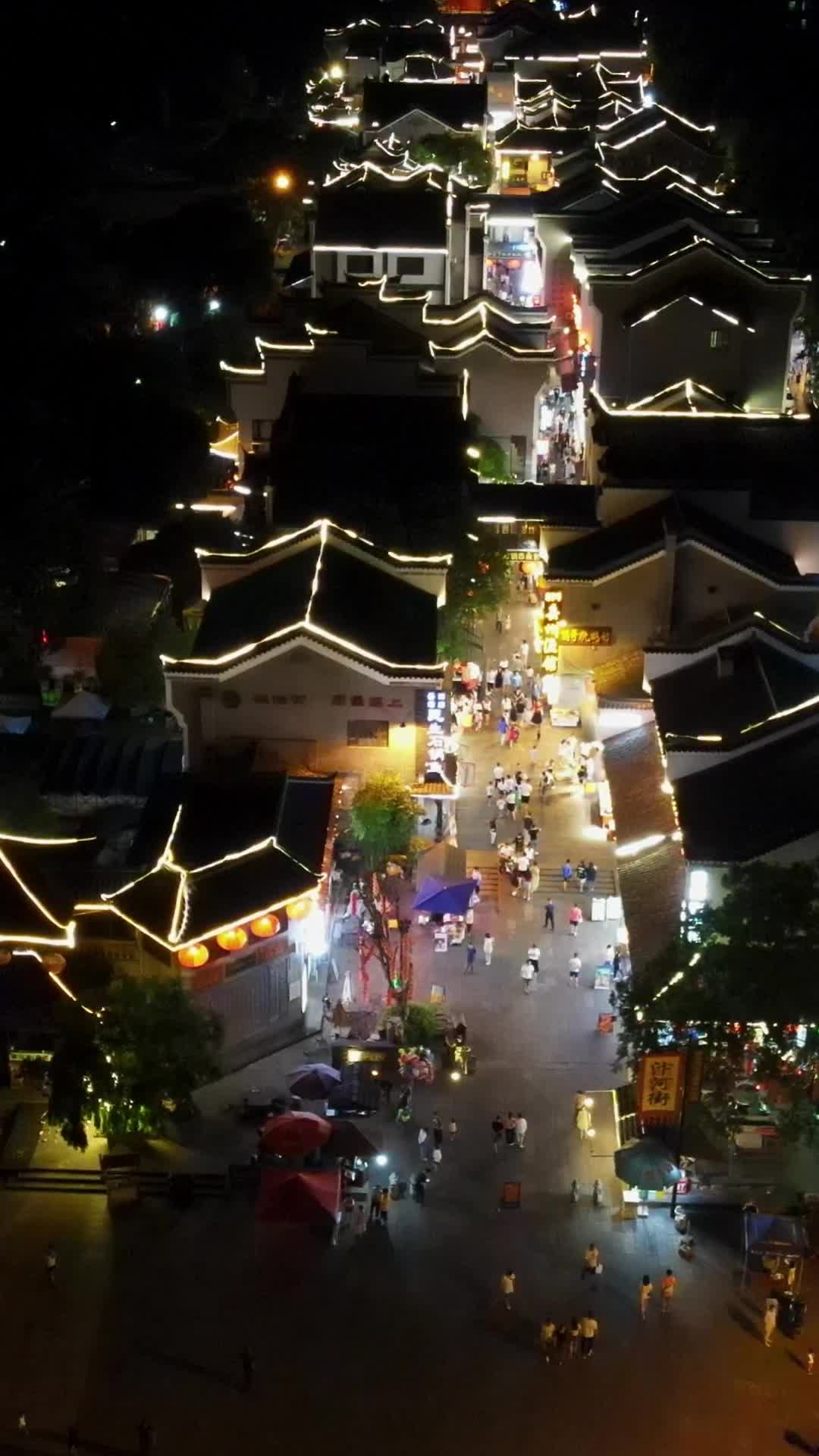 航拍湖南岳阳楼景区汴河街夜景视频的预览图