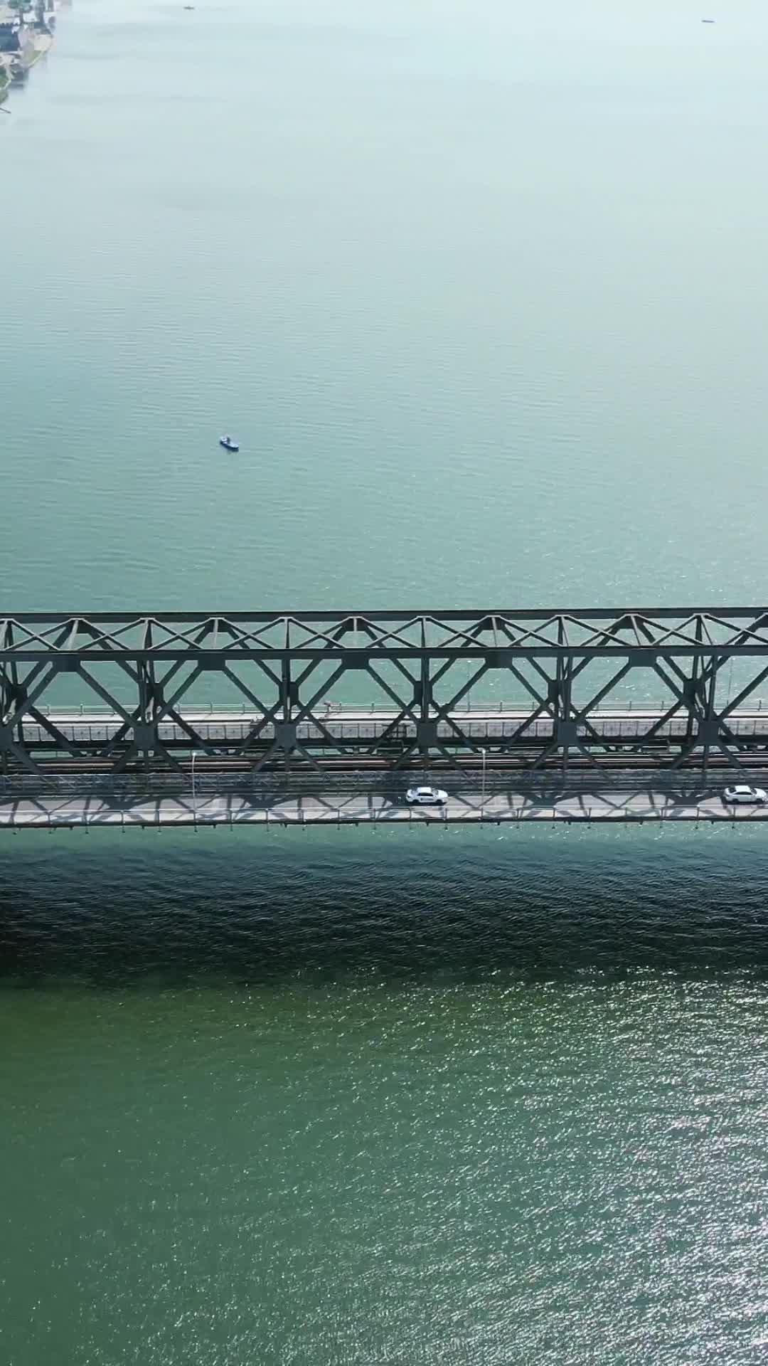 航拍湖北襄阳汉江桥梁交通竖屏视频的预览图