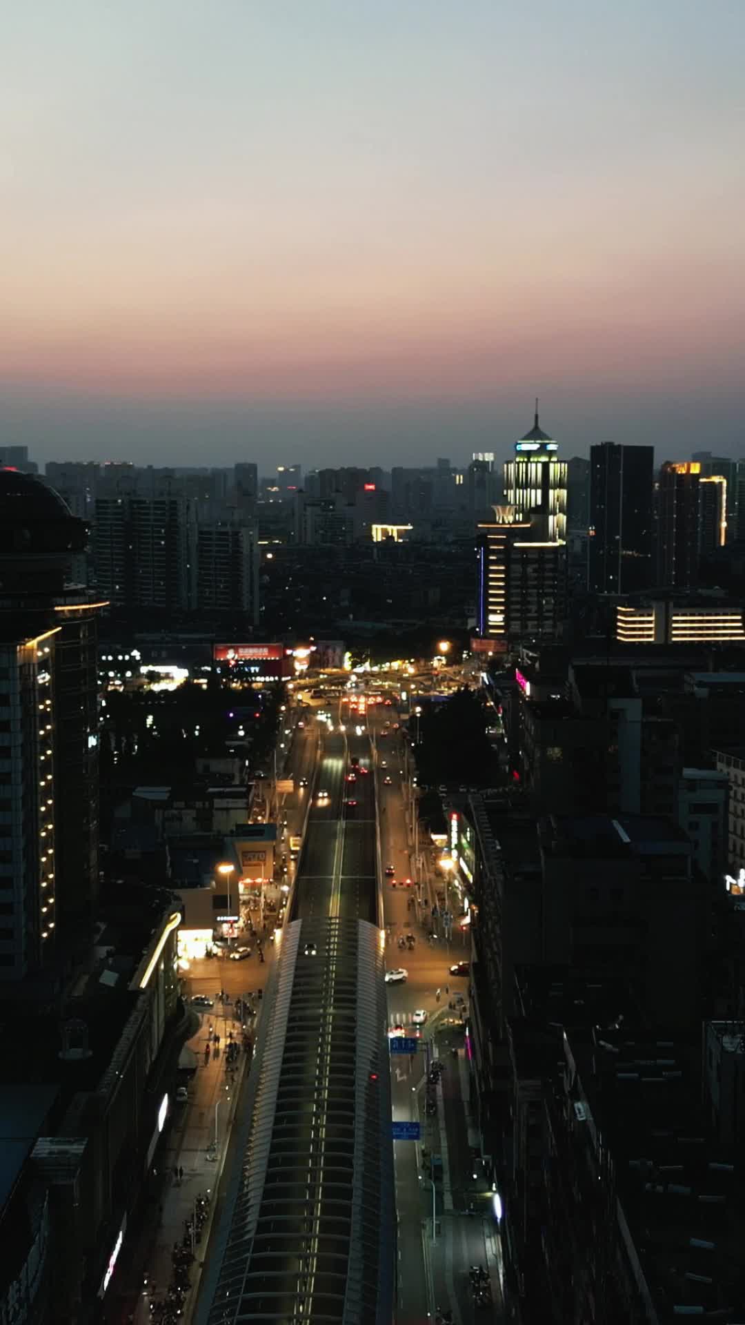 航拍湖北襄阳夜景交通竖屏视频的预览图