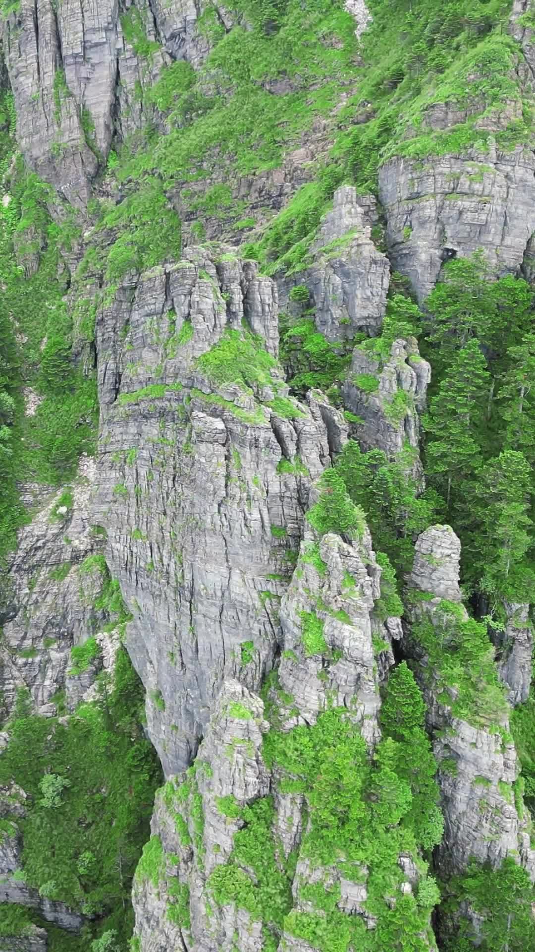 航拍大山陡峭石壁视频的预览图