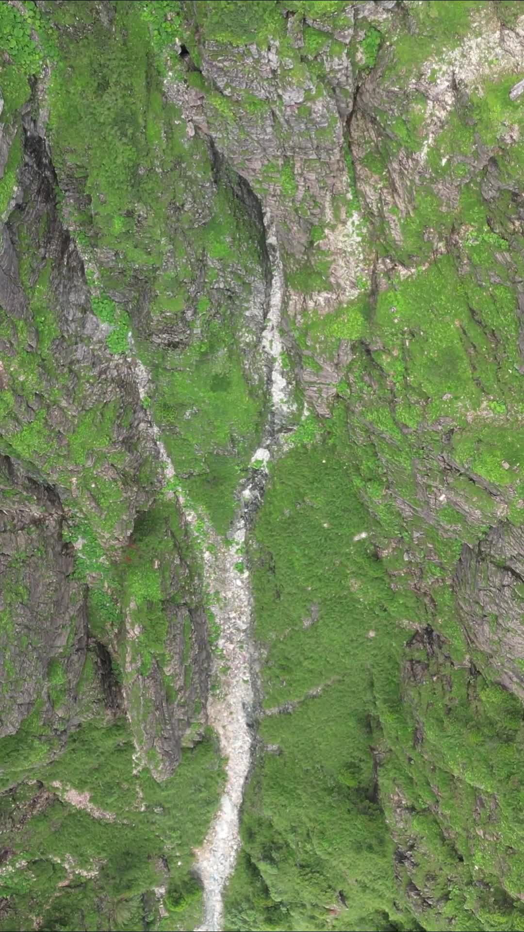 航拍大山陡峭石壁视频的预览图