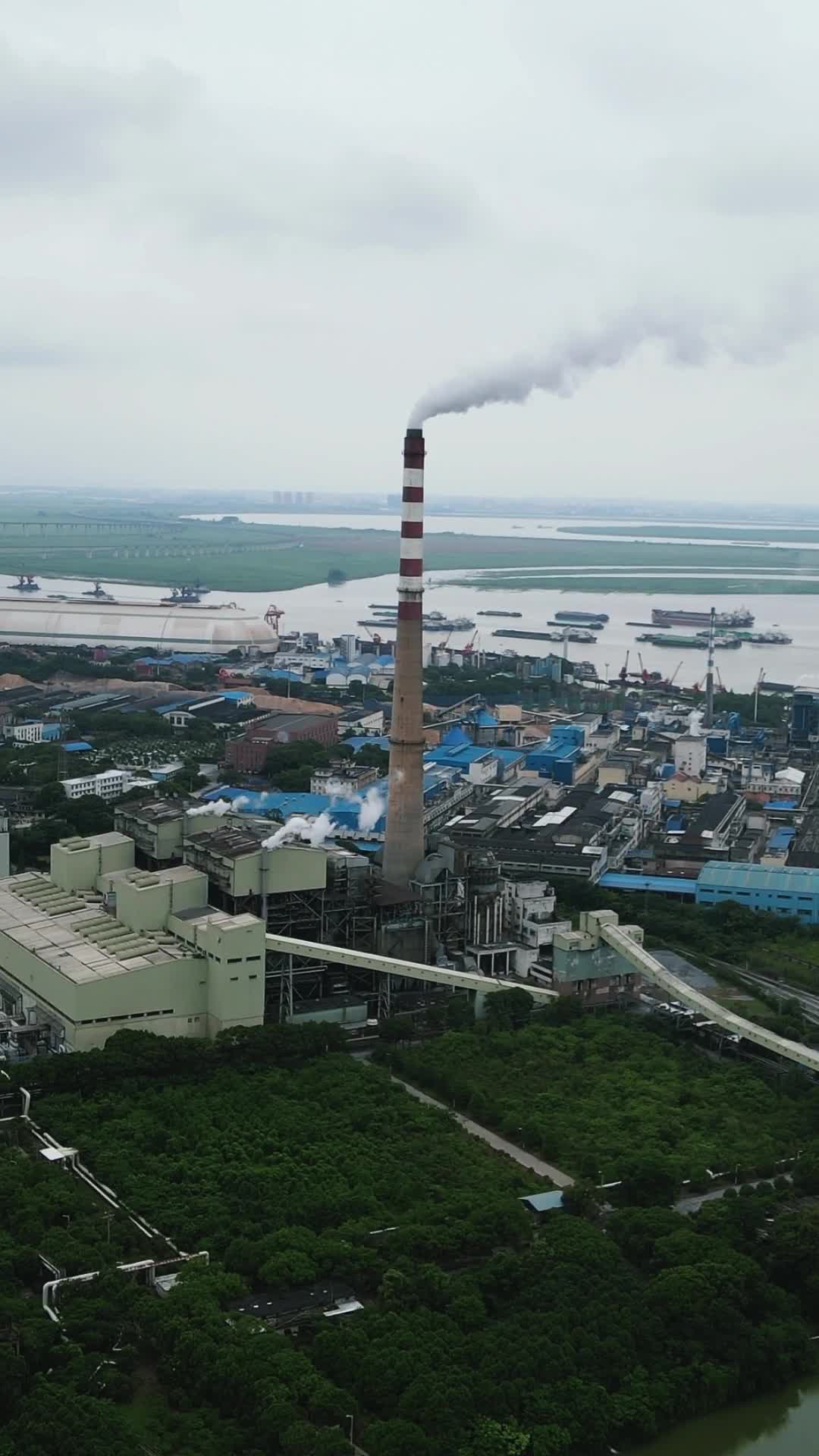航拍城市工业生产烟冲排放视频的预览图