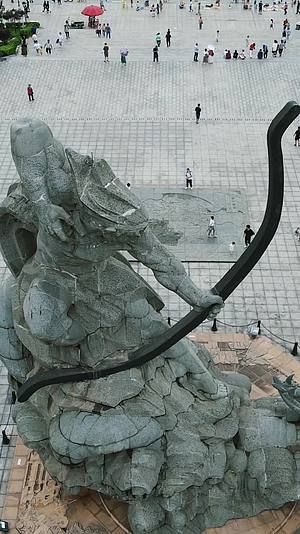 航拍湖南岳阳巴陵广场后羿斩巴蛇雕像视频的预览图