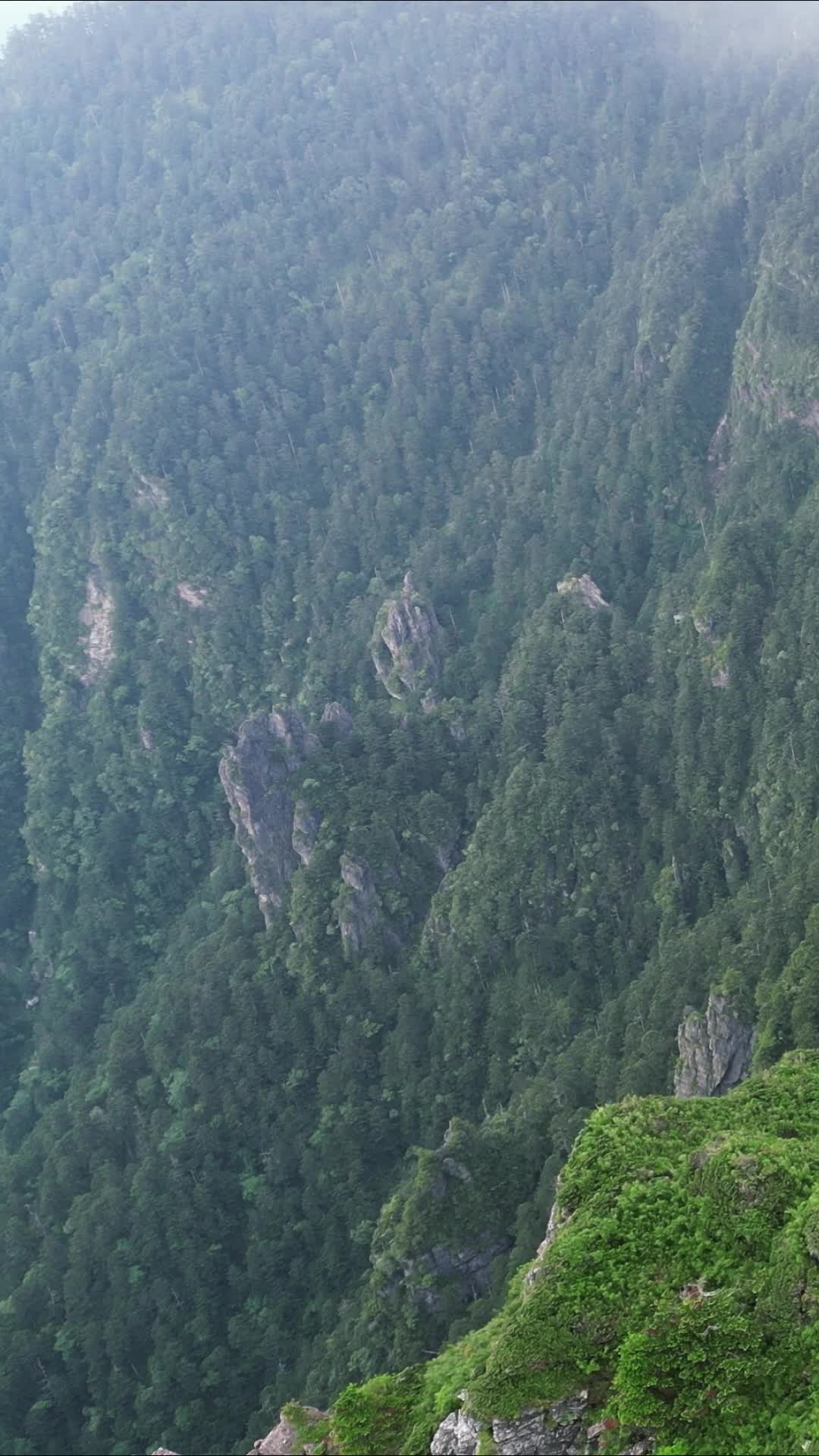航拍高山悬崖山谷自然风光视频的预览图