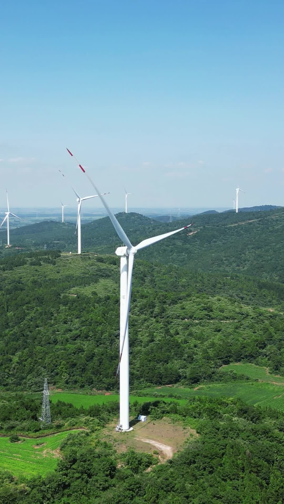 航拍绿色能源风力发电风车视频的预览图