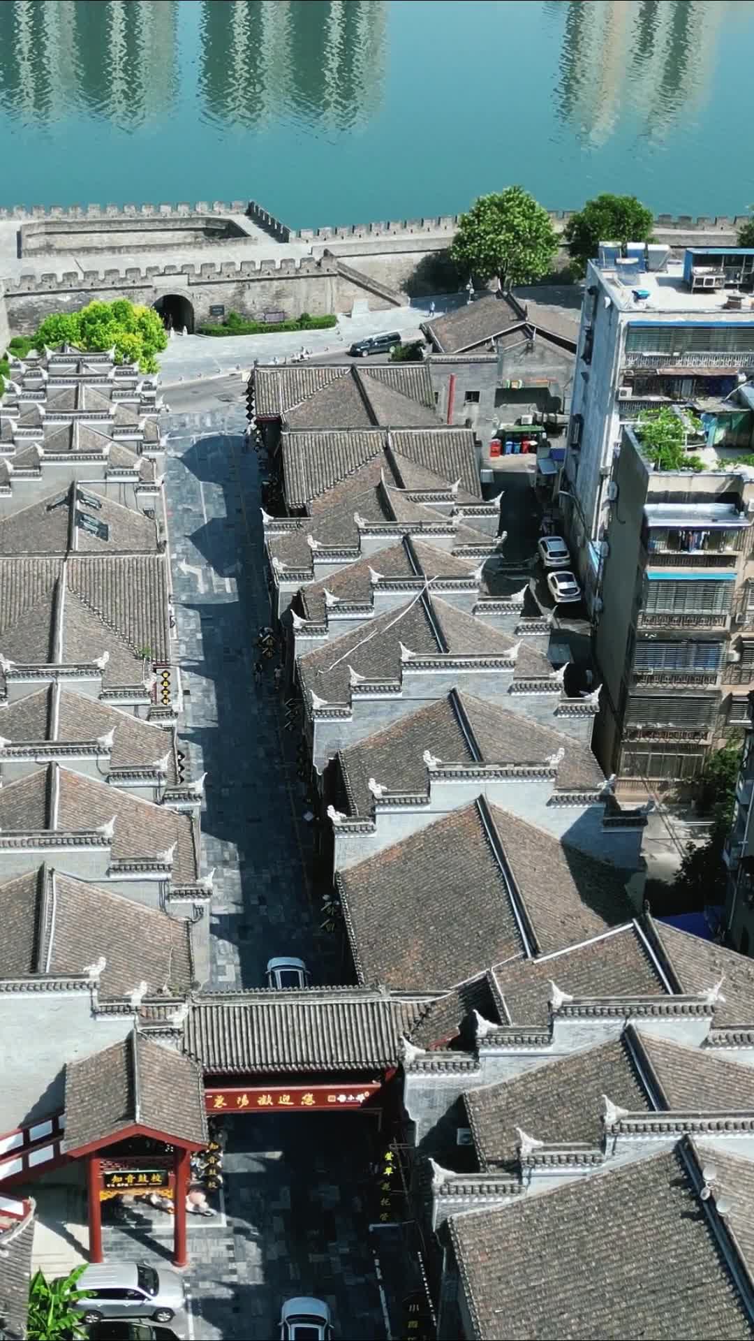 航拍湖北襄阳古城古街视频的预览图