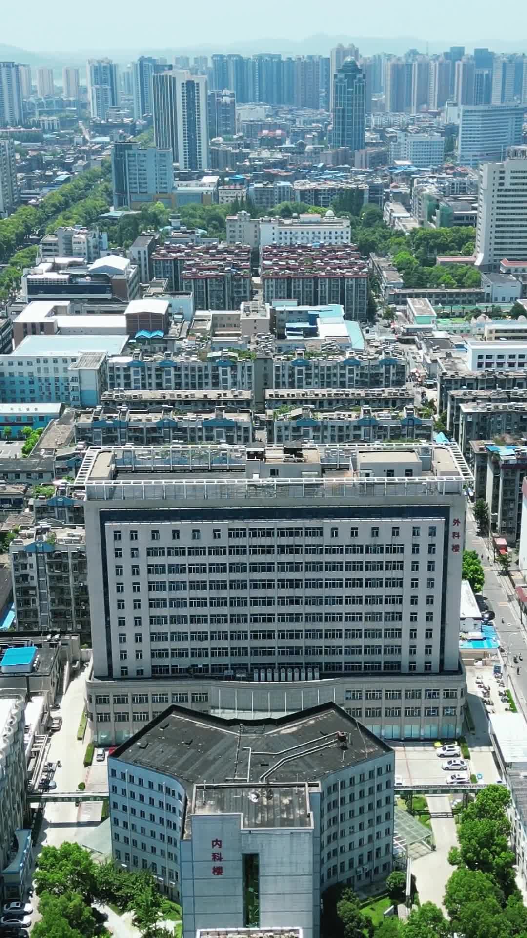 航拍湖北襄阳市中心医院视频的预览图