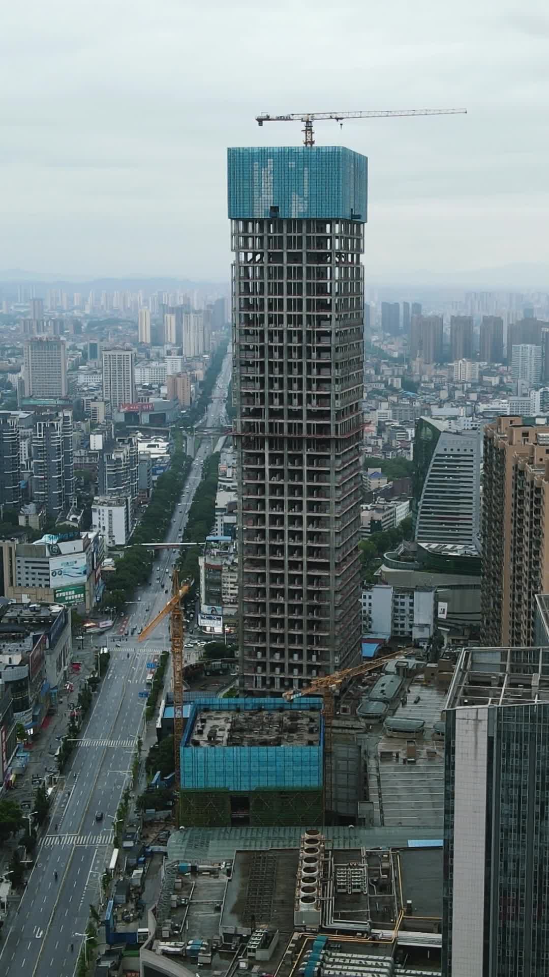 航拍湖南岳阳第一高楼建设视频的预览图