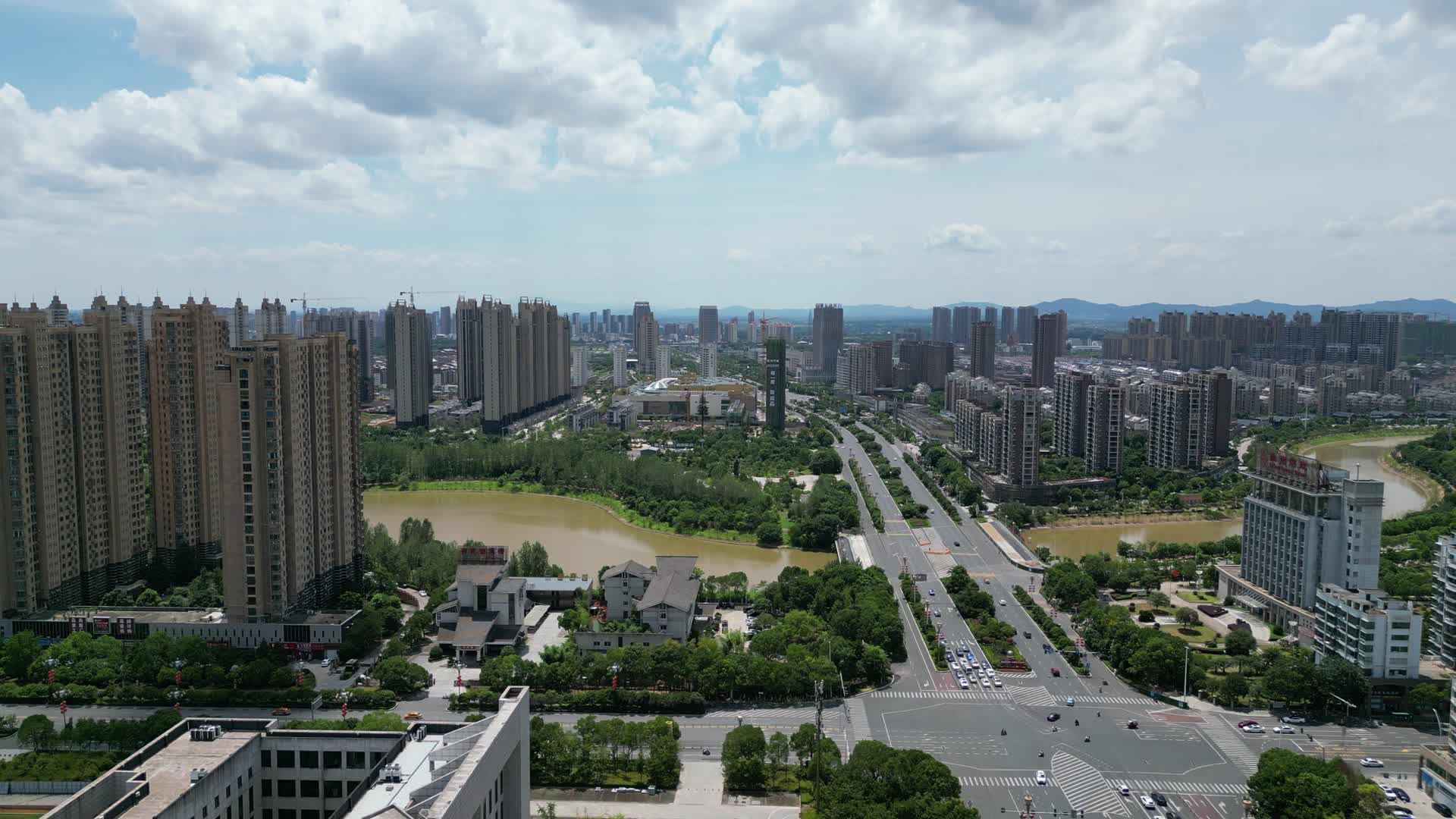 航拍江西福州城市风光蓝天白云高楼建筑视频的预览图