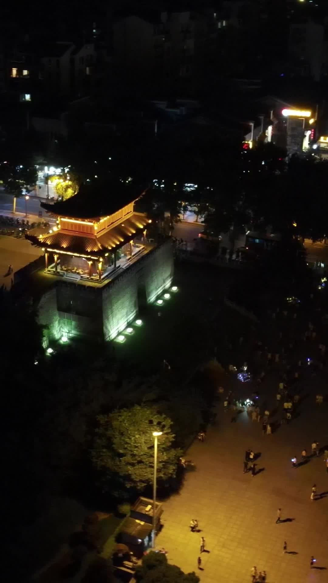 航拍湖南岳阳楼5A景区瞻岳门夜景视频的预览图
