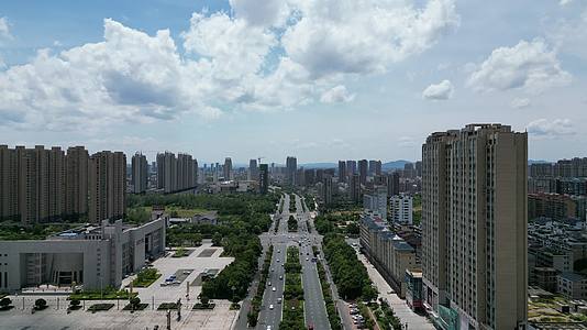 航拍江西福州城市风光蓝天白云高楼建筑视频的预览图
