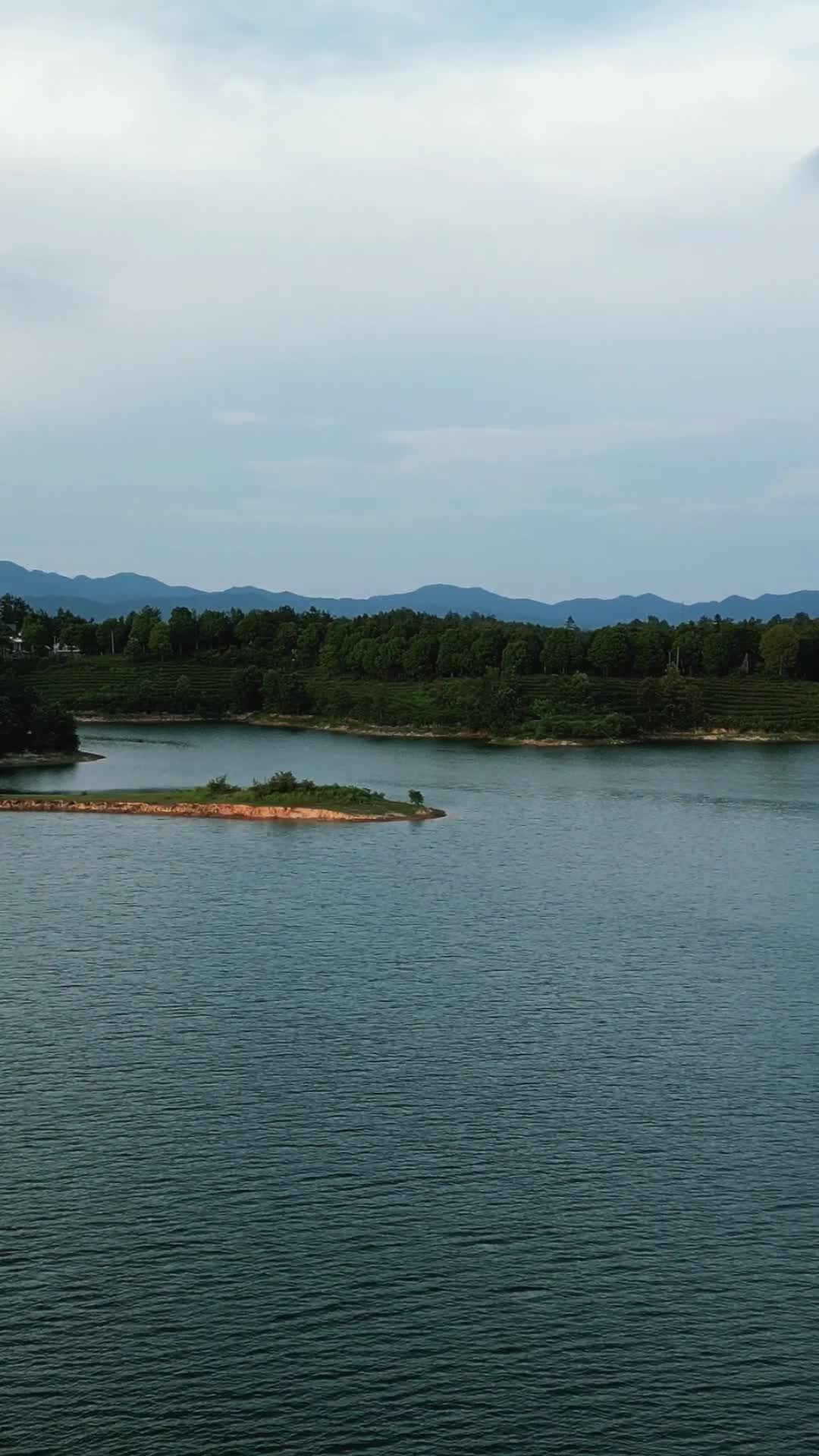 航拍湖北随州琵琶湖风景区视频的预览图