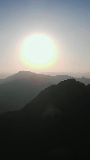 航拍高山夕阳落日视频的预览图