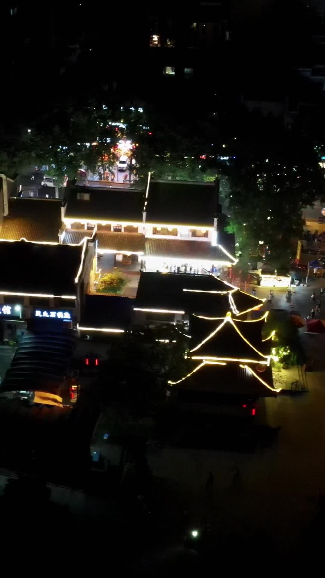 航拍湖南岳阳楼5A景区汴河街夜景视频的预览图