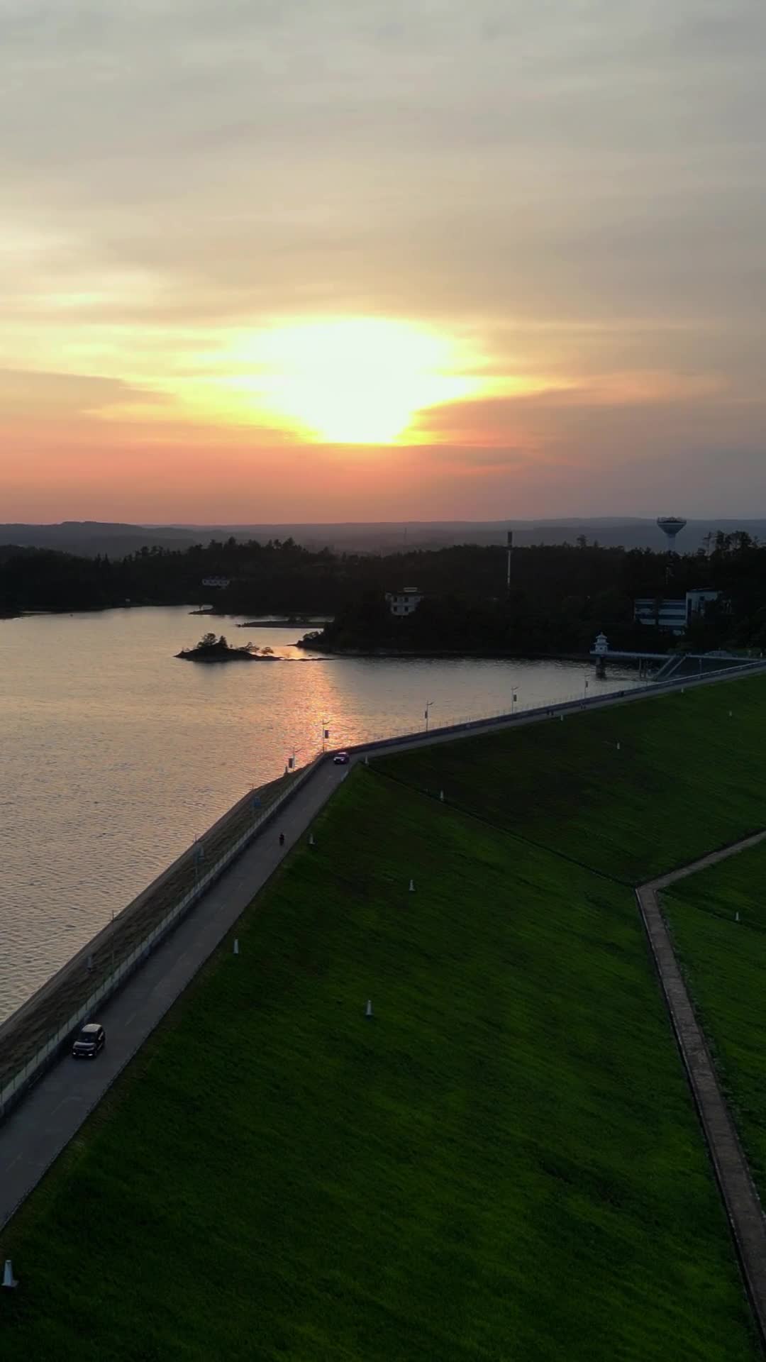 航拍水库大坝日落夕阳视频的预览图