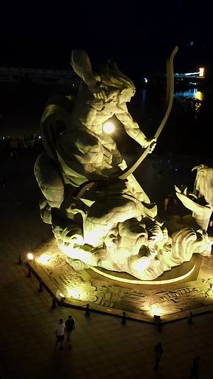 航拍湖南岳阳楼5A景区巴陵广场后裔雕像夜景视频的预览图