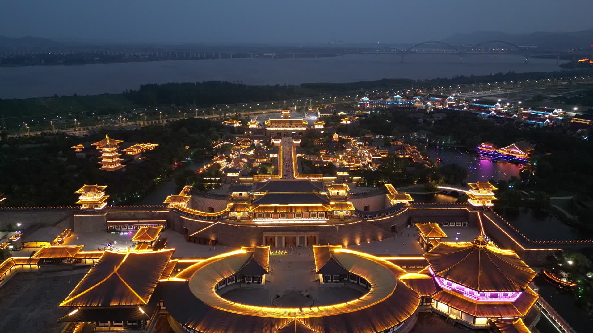 湖北襄阳中国唐城4A景区夜景灯光航拍视频的预览图