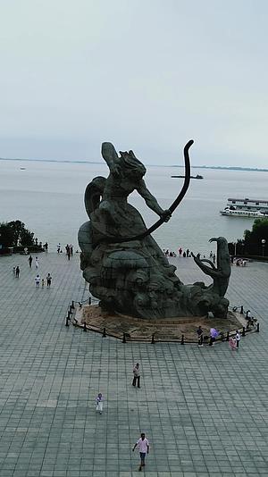 航拍湖南岳阳巴陵广场后羿斩巴蛇雕像视频的预览图