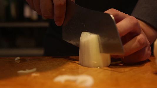 镜头合集厨师削莲藕皮切藕条视频的预览图