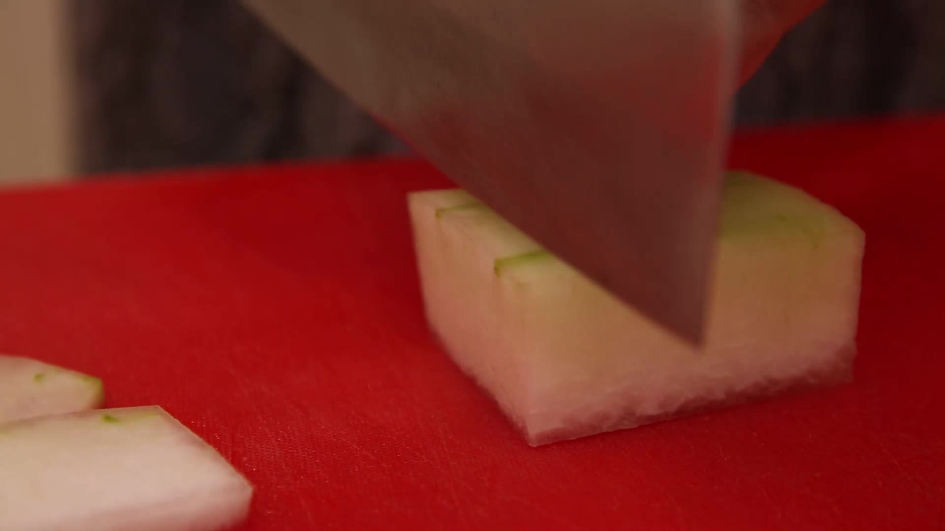 镜头合集厨师切冬瓜片视频的预览图