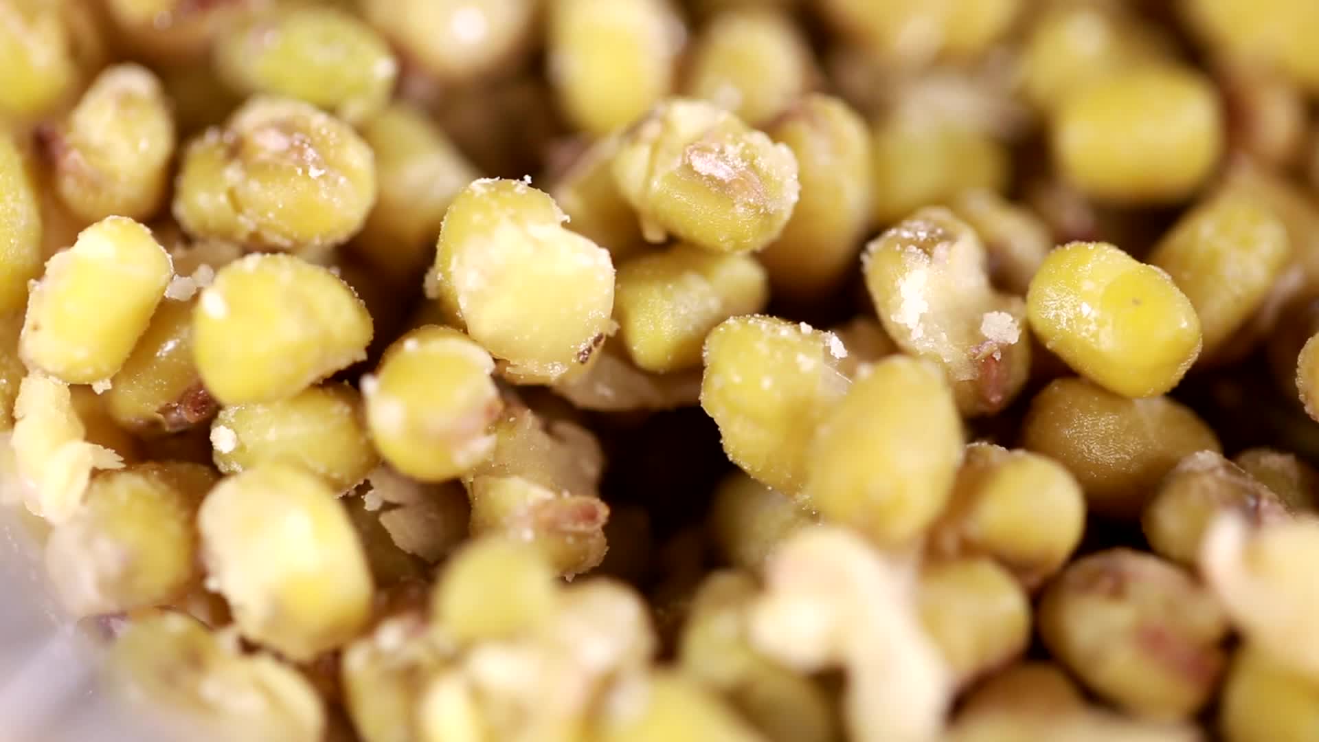 镜头合集把绿豆过筛碾碎筛出绿豆沙视频的预览图