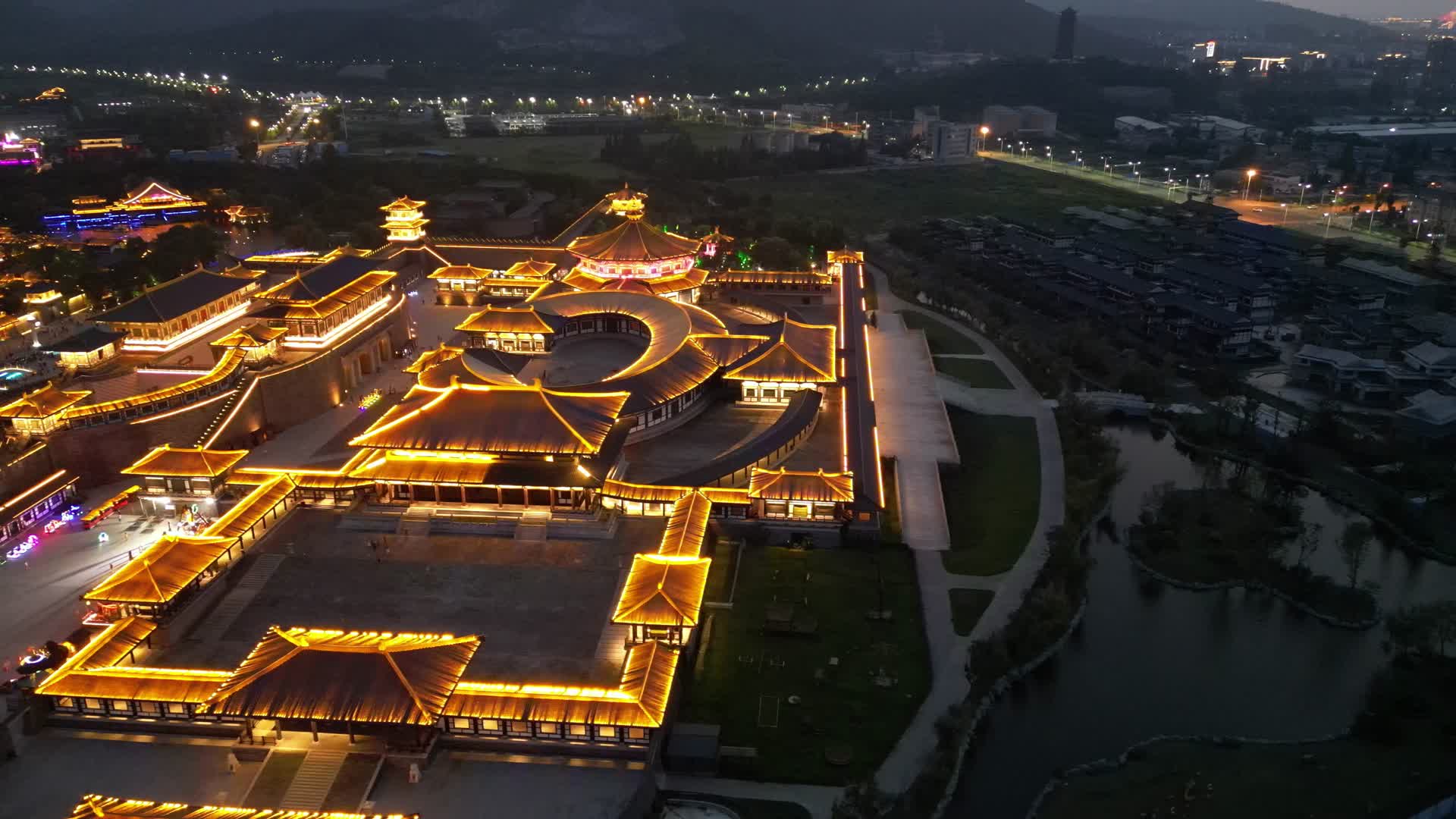 湖北襄阳中国唐城4A景区夜景灯光航拍视频的预览图