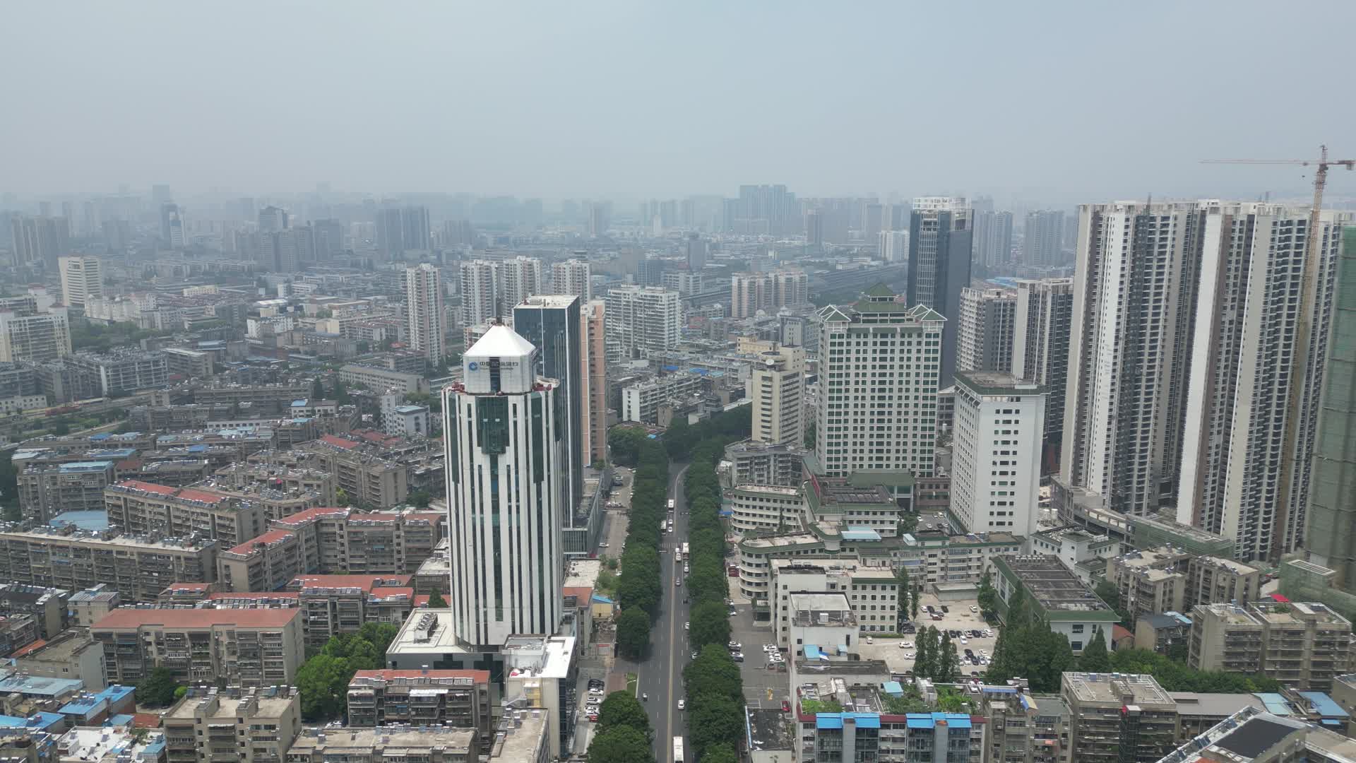 航拍湖北襄阳城市高楼建筑视频的预览图