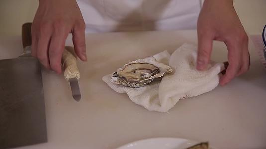 镜头合集厨师开生蚝牡蛎视频的预览图