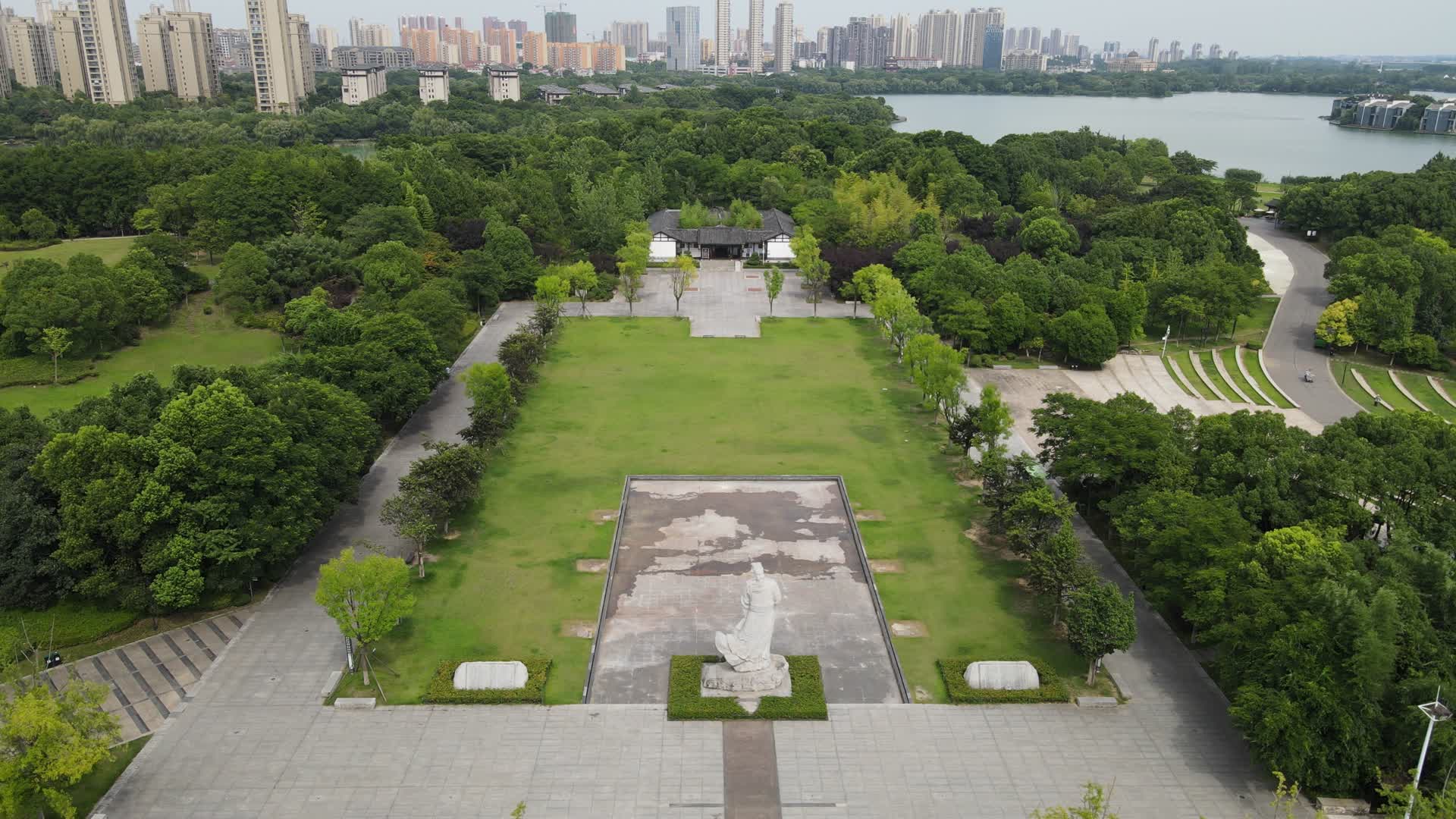 航拍湖北黄冈遗爱湖公园苏东坡纪念馆视频的预览图