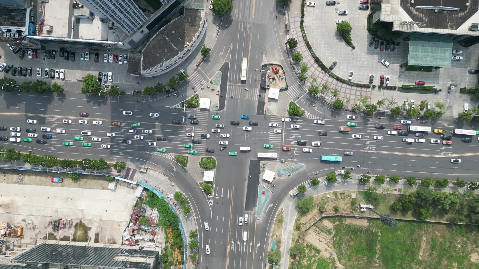 航拍湖北襄阳城市交通视频的预览图