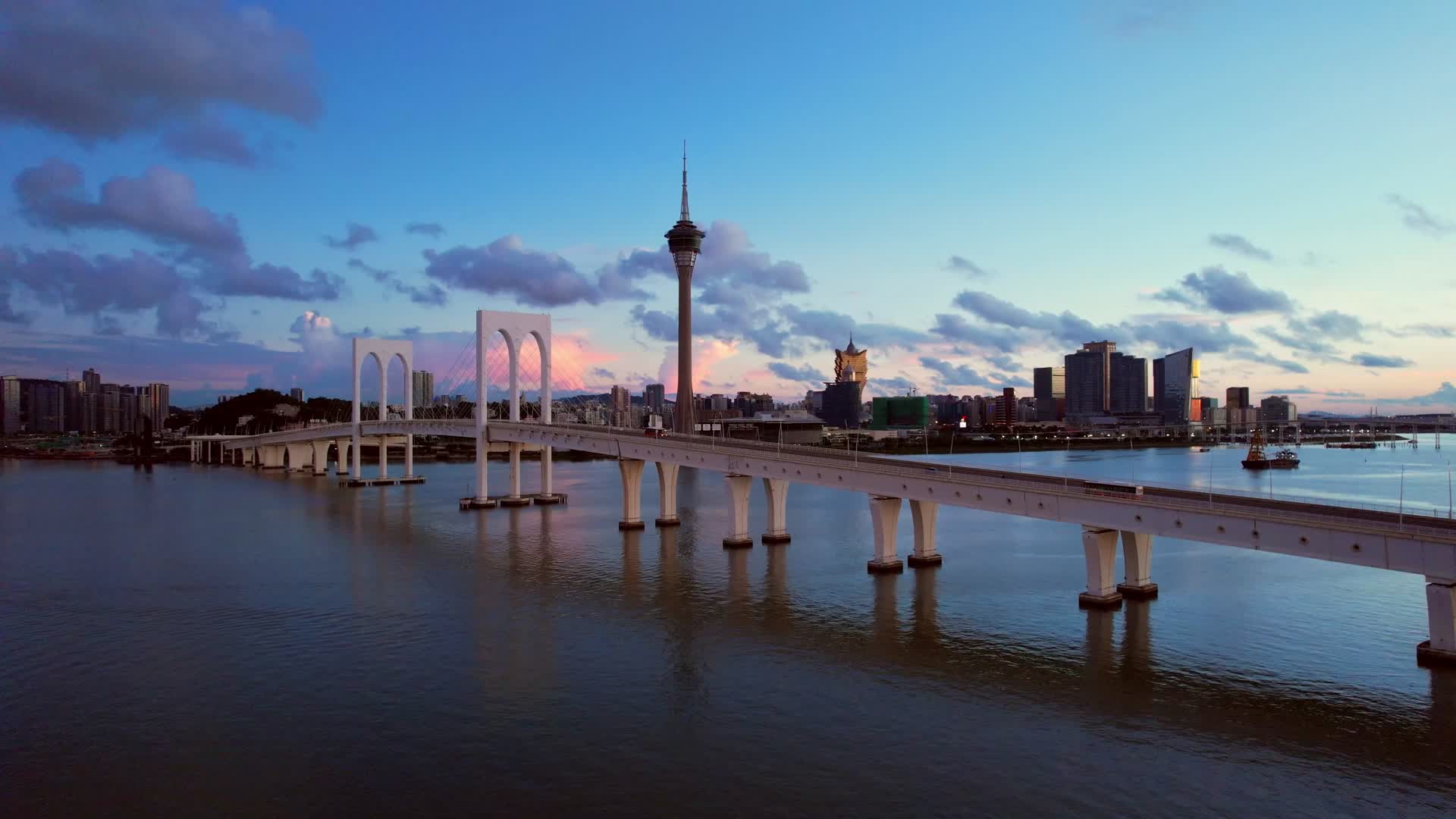 4K澳门航拍大桥远景风景视频的预览图