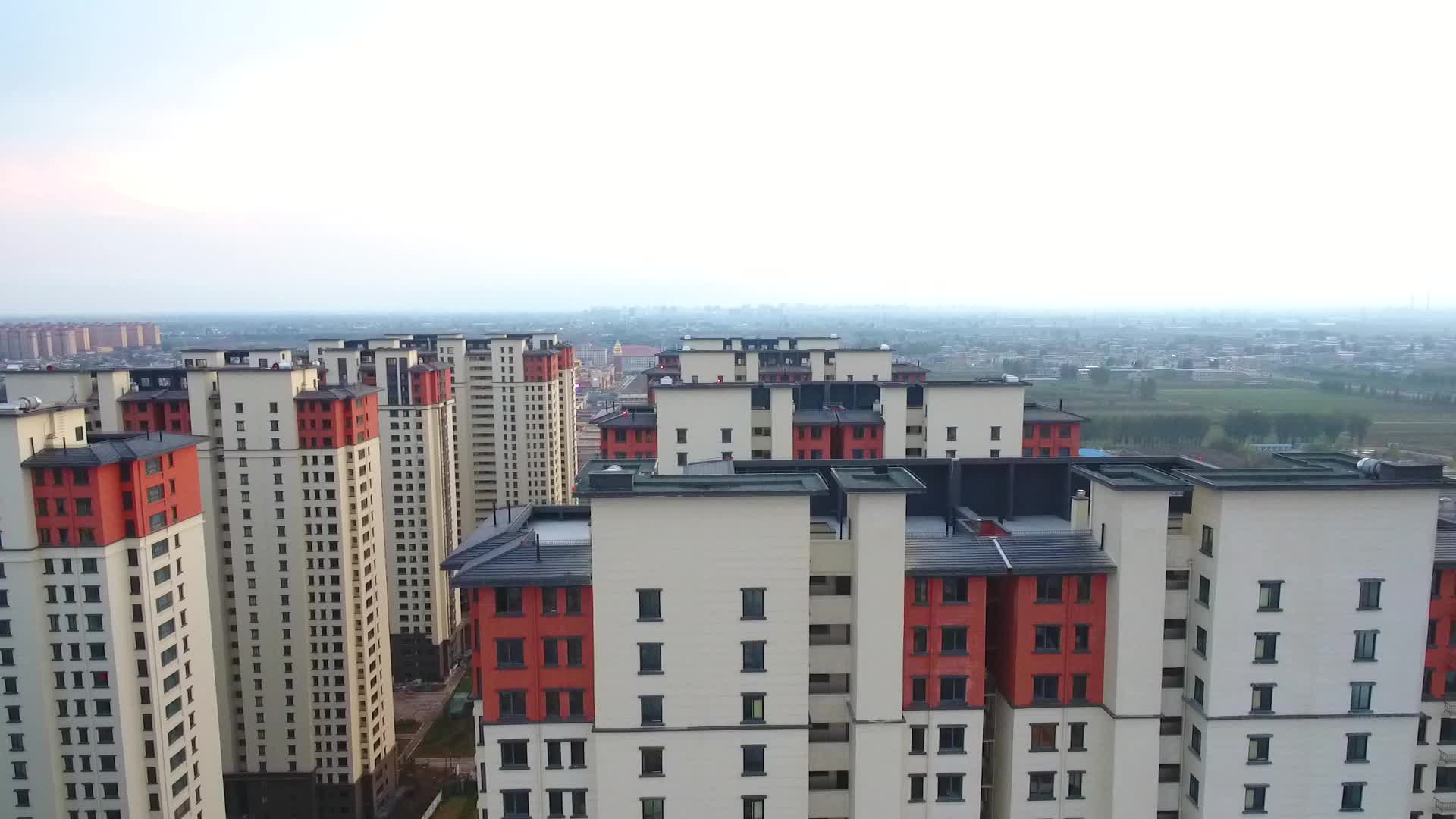 航拍高层住宅楼视频的预览图